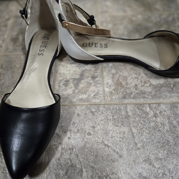Guess Black and White Flats 7 - Picture 2 of 3
